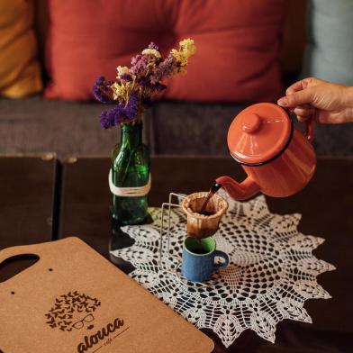 Alouca Café, que abre dia 8/3/17 em Caxias do Sul.Alouca foi criada por Lidia Ribeiro, Mariana de Alencastro e Sérgio Filho. O café sediará o mesmo espaço da loja Soho Store onde serão parceiros na realização de bazares, desfiles, domingueiras, saraus entre outros.