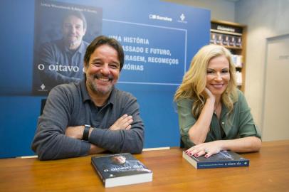  PORTO ALEGRE, RS, BRASIL, 24-10-2018. Sessão de autógrafos na Livraria Saraiva do Shopping Iguatemi do livro  O Oitavo Dia de Nelson Sirotsky e Leticia Wierzchowski - (FOTO ANDRÉA GRAIZ/AGÊNCIA RBS)Indexador: Anderson Fetter