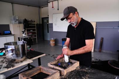 CAXIAS DO SUL, RS, BRASIL, 19/10/2018. Túlio Sergio Nascimento, bolsista de pesquisa do curso Tecnólogo em Processos Metalúrgicos, trabalha no Laboratório da Fundição. Instituto Federal do Rio Grande do Sul, o IFRS, sediado em Caxias, está com inscrições abertas para o processo seletivo. (Diogo Sallaberry/Agência RBS)