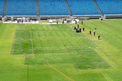 Gramado da Arena do Grêmio após o show de Shakira