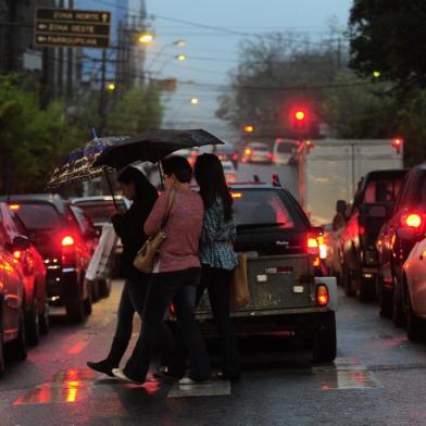  CAXIAS DO SUL, RS, BRASIL, 19/09/2015. Ambiental de clima. O prenúncio da chuva que começou a cair com força no final da manhã de sábado, em Caxias do Sul, deixou a cidade com cara de noite por cerca de meia hora. Além da escuridão, raios, trovoadas e muita água completaram a paisagem. (Porthus Junior/Pioneiro)Indexador:                                 