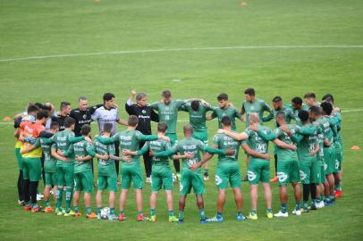  CAXIAS DO SUL, RS, BRASIL, 24/10/2018. Treino do Juventude no estádio Alfredo Jaconi. O Juventude está na Série B do Campeonato Brasileiro e joga contra o Sampaio Correa nesta sexta-feira 26/10 tentando afastar o fantasma do rebaixamento. Na foto, técnico Luiz Carlos Winck conversando com os jogadores. (Porthus Junior/Agência RBS)