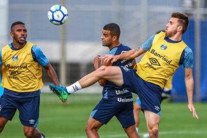 RS - FUTEBOL/TREINO GREMIO  - ESPORTES - Jogadores do Gremio realizam treino durante a tarde desta quarta-feira no Centro de Treinamentos Luiz Carvalho, na preparacao para o Campeonato Brasileiro 2018.Na foto, Paulo Miranda, Alisson e Bressan. FOTO: LUCAS UEBEL/GREMIO FBPA