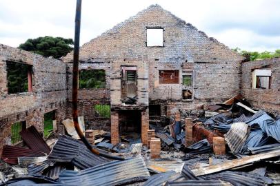  CAXIAS DO SUL, RS, BRASIL, 25/10/2018A Polícia Civil investigará se a sequência de incêndios que ocorreu em menos de um mês e destruiu dois imóveis públicos são criminosos. O caso mais recente ocorreu na madrugada do último domingo. Desta vez, foi um galpão dentro da área de conservação Parque dos Pinhais, em Vila Seca, interior de Caxias do Sul. Ele ficava ao lado de um casarão que foi consumido pelas chamas no amanhecer de 3 de outubro. Os dois imóveis pertenciam a uma área de preservação, onde ficam as nascentes do Arroio Marrecas. (Lucas Amorelli/Agência RBS)