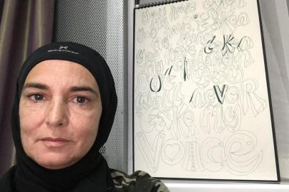  Sinead OConnor anunciou em sua conta no Twitter que se converteu ao islamismo e mudou seu nome para Shuhada Davitt