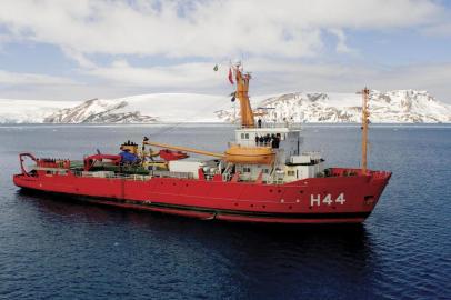 Após participar da 28ª Operação Antártica, os navios de apoio oceanográfico Ary Rongel e polar Almirante Maximiano, estarão atracados no Porto Novo, em Rio Grande no dia 11 de abril.