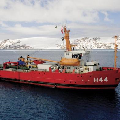 Após participar da 28ª Operação Antártica, os navios de apoio oceanográfico Ary Rongel e polar Almirante Maximiano, estarão atracados no Porto Novo, em Rio Grande no dia 11 de abril.