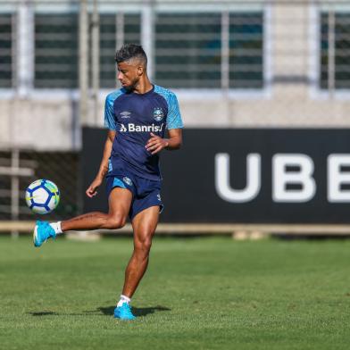 Lateral Léo Moura durante treino do Grêmio