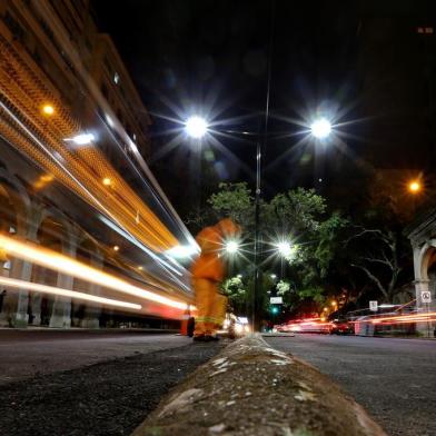  PORTO ALEGRE, RS, BRASIL - 23.05.2016 : Nova iluminação da Avenida Borges de Medeiros, próximo ao Viaduto Otávio Rocha. (FOTO: JÚLIO CORDEIRO/AGÊNCIA RBS, Editoria Sua Vida)