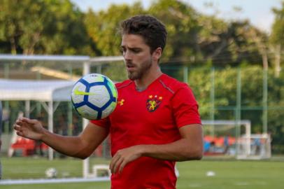 Lateral-direito Cláudio Winck em treino do Sport. Jogador pertence ao Inter