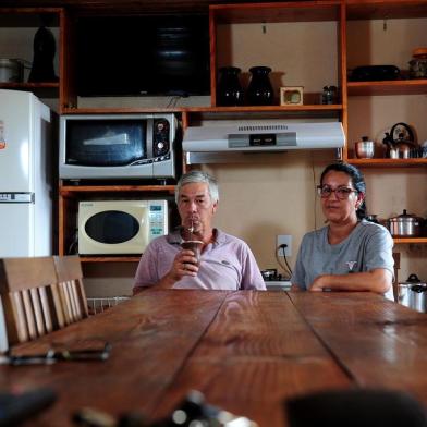 CAXIAS DO SUL, RS, BRASIL, 25/10/2018A família belém é acompanhada pelo Pioneiro desde 2014. Na primeira reportagem eles falaram sobre as expectativas das eleições.Casal José Luceno Belem e Teresinha Ribeiro (Lucas Amorelli/Agência RBS)