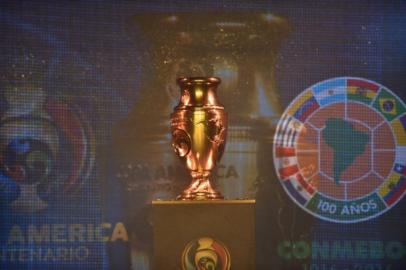 Conmebol apresentou a taça da Copa América Centenário