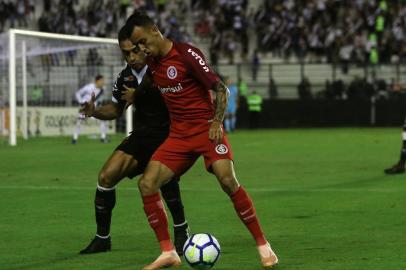 Vasco x InternacionalRio de Janeiro - RJ  - 26/10/2018 - Futebol - Campeonato Brasileiro serie A 2018 - Jogo vÃ¡lido pela 31 rodada - Vasco x Internacional, Estadio Sao Januario, Vasco da Gama, zona norte do Rio - na foto, Iago, do Internacional em jogada de ataque -  Foto Reginaldo Pimenta / Raw ImageEditoria: SPOIndexador: Reginaldo PimentaSecao: FootballFonte: Raw ImageFotógrafo: Reginaldo Pimenta / Raw Image