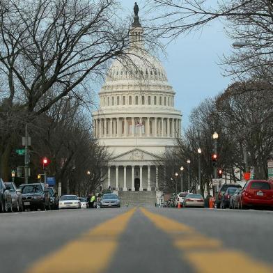 Washington Awaits Start Of 112th CongressWashington, capital dos Estados Unidos, ao fundo o prédio do Capitólio, onde funcio na o Congresso americano.WASHINGTON, DC - JANUARY 04: The U.S. Capitol building is seen on the morning of January 4, 2011 in Washington, DC. The new 112th Congress is due to be sworn in on Wednesday January 5, with the House being lead by House Speaker elect John Boehner (R-OH). President Barack Obamas Healthcare reforms are expected to be a target for the Republicans, who now dominate the new House of Representatives with Democrats maintaining a small majority in the Senate.   Mark Wilson/Getty Images/AFPEditoria: POLLocal: WashingtonIndexador: MARK WILSONSecao: GOVERNMENTFonte: GETTY IMAGES NORTH AMERICAFotógrafo: STF