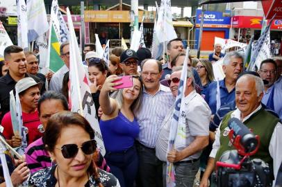  PORTO ALEGRE, RS, BRASIL 27/10/2018 -  Candidato do PMDB do governo do Estado, José Sartori, faz caminhada pelo calçadão de Sapucaia do Sul. (FOTO: ROBINSON ESTRÁSULAS/AGÊNCIA RBS)