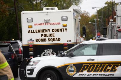 Shooter Opens Fire At Pittsburgh SynagoguePITTSBURGH, PA - OCTOBER 27: Police members respond to the site of a mass shooting at the Tree of Life Synagogue in the Squirrel Hill neighborhood on October 27, 2018 in Pittsburgh, Pennsylvania. According to reports, at least 12 people were shot, 4 dead and three police officers hurt during the incident. The shooter surrendered to authorities and was taken into custody.   Jeff Swensen/Getty Images/AFPEditoria: CLJLocal: PittsburghIndexador: JEFF SWENSENFonte: GETTY IMAGES NORTH AMERICAFotógrafo: STR