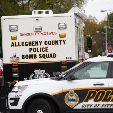 Shooter Opens Fire At Pittsburgh SynagoguePITTSBURGH, PA - OCTOBER 27: Police members respond to the site of a mass shooting at the Tree of Life Synagogue in the Squirrel Hill neighborhood on October 27, 2018 in Pittsburgh, Pennsylvania. According to reports, at least 12 people were shot, 4 dead and three police officers hurt during the incident. The shooter surrendered to authorities and was taken into custody.   Jeff Swensen/Getty Images/AFPEditoria: CLJLocal: PittsburghIndexador: JEFF SWENSENFonte: GETTY IMAGES NORTH AMERICAFotógrafo: STR