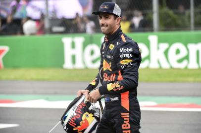 Red Bulls Australian driver Daniel Ricciardo, is pictured after obtaining the pole position during the qualifying session of the F1 Mexico Grand Prix, at the Hermanos Rodriguez circuit in Mexico City on October 27, 2018. - Daniel Ricciardo upstaged his Red Bull team-mate Max Verstappen with a dazzling record lap in the final seconds of Saturdays thrilling qualifying shootout for the Mexican Grand Prix, as the title-chasing Lewis Hamilton took third. (Photo by Alfredo ESTRELLA / POOL / AFP)