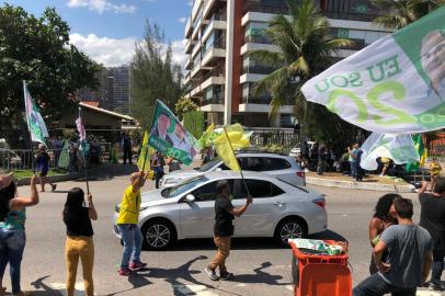 Apoiadores de Bolsonaro em frente a seu condomínio, na Barra da Tijuca, zona oeste do Rio de Janeiro