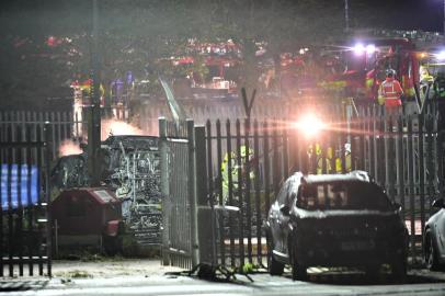  Emergency services work at the scene on the wreckage of a helicopter that crashed in a car park outside Leicester City Football Club's King Power Stadium in Leicester, eastern England, on October 27, 2018. - A helicopter on Saturday crashed near the football stadium in the central UK city of Leicester, police said. The crash took place hours after Leicester drew 1-1 with West Ham in a Premier League match at the King Power Stadium. Sky Sports broadcast pictures of what it said was the helicopter in flames, reporting it belonged to Leicester City Football Club's Thai owner Vichai Srivaddhanaprabha. (Photo by Ben STANSALL / AFP)Editoria: SPOLocal: LeicesterIndexador: BEN STANSALLSecao: soccerFonte: AFPFotógrafo: STF