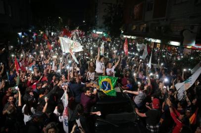  PORTO ALEGRE-RS-BRASIL- 27/10/2018 Campanha à Presidência da República- Candidata Manuela DÁvila faz caminhada pela Cidade Baixa. Cerca de 20 mil pessoas participam da caminhada.FOTO FERNANDO GOMES/ZERO HORA.