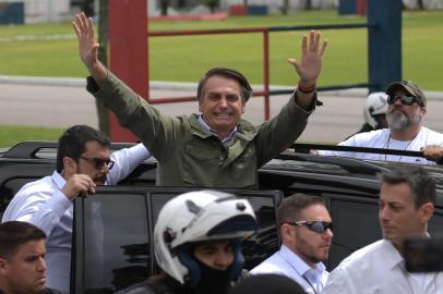  Jair Bolsonaro, far-right lawmaker and presidential candidate for the Social Liberal Party (PSL), waves to supporters during the second round of the presidential elections, in Rio de Janeiro, Brazil on October 28, 2018. - Brazilians will choose their president today during the second round of the national elections between the far-right firebrand Jair Bolsonaro and leftist Fernando Haddad (Photo by Carl DE SOUZA / AFP)Editoria: POLLocal: Rio de JaneiroIndexador: CARL DE SOUZASecao: electionFonte: AFPFotógrafo: STF