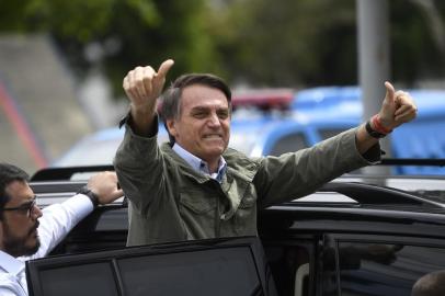  Jair Bolsonaro, far-right lawmaker and presidential candidate for the Social Liberal Party (PSL), gives thumbs up to supporters, during the second round of the presidential elections, in Rio de Janeiro, Brazil on October 28, 2018. - Brazilians will choose their president today during the second round of the national elections between the far-right firebrand Jair Bolsonaro and leftist Fernando Haddad (Photo by MAURO PIMENTEL / AFP)Editoria: POLLocal: Rio de JaneiroIndexador: MAURO PIMENTELSecao: electionFonte: AFPFotógrafo: STF