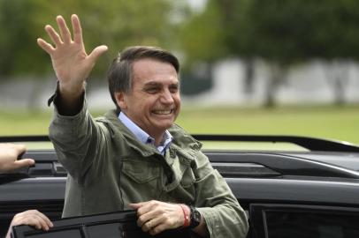  Jair Bolsonaro, far-right lawmaker and presidential candidate for the Social Liberal Party (PSL), gives thumbs up to supporters, during the second round of the presidential elections, in Rio de Janeiro, Brazil on October 28, 2018. - Brazilians will choose their president today during the second round of the national elections between the far-right firebrand Jair Bolsonaro and leftist Fernando Haddad (Photo by MAURO PIMENTEL / AFP)Editoria: POLLocal: Rio de JaneiroIndexador: MAURO PIMENTELSecao: electionFonte: AFPFotógrafo: STF