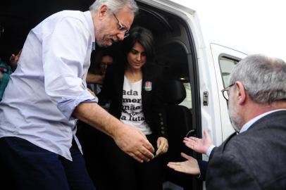  PORTO ALEGRE, RS, BRASIL, 28/10/2018- Voto de Manuela D´ Ávila no colégio Santa Inês. Candidata estava acompanhada de Miguel Rossetto. (FOTOGRAFO: RONALDO BERNARDI / AGENCIA RBS)