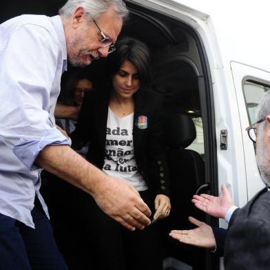  PORTO ALEGRE, RS, BRASIL, 28/10/2018- Voto de Manuela D´ Ávila no colégio Santa Inês. Candidata estava acompanhada de Miguel Rossetto. (FOTOGRAFO: RONALDO BERNARDI / AGENCIA RBS)