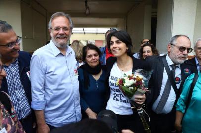 PORTO ALEGRE, RS, BRASIL, 28/10/2018- Voto de Manuela DÁvila no colégio Santa Inês. Na foto - Miguel Rosseto,  Pedro Ruas,  ao centro a mãe de Manuela. (FOTOGRAFO:ISADORA NEUMANN / AGENCIA RBS)