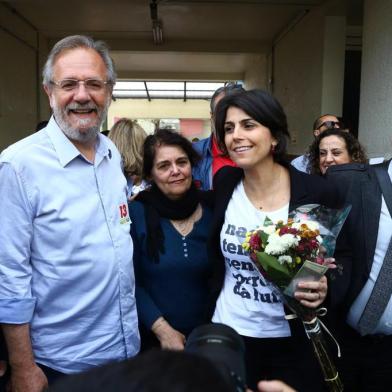 PORTO ALEGRE, RS, BRASIL, 28/10/2018- Voto de Manuela DÁvila no colégio Santa Inês. Na foto - Miguel Rosseto,  Pedro Ruas,  ao centro a mãe de Manuela. (FOTOGRAFO:ISADORA NEUMANN / AGENCIA RBS)