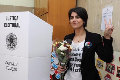  Brazils vice-presidential candidate for the Workers Party (PT) Manuela DAvila, flashes the V-sign after voting during the second round of presidential election in Porto Alegre, Brazil, on October 28, 2018. - Brazilians will choose their president today during the second round of the national elections between the far-right firebrand Jair Bolsonaro and leftist Fernando Haddad (Photo by Itamar AGUIAR / AFP)Editoria: POLLocal: Porto AlegreIndexador: ITAMAR AGUIARSecao: electionFonte: AFPFotógrafo: STR