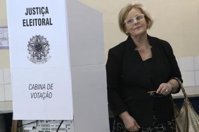  A presidente do Tribunal Superior Eleitoral (TSE), ministra Rosa Weber, vota na sessão eleitoral instalada na Escola Parque, localizada entre as quadras 313/314 Sul, na região central de Brasília