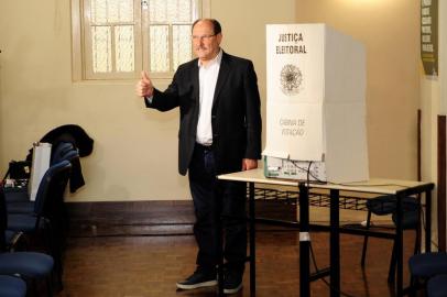  CAXIAS DO SUL, RS, BRASIL, 28/10/2018. Atual Governador do Rio Grande do Sul e candidato à reeleição para o Governo do Estado pelo MDB, José Ivo Sartori vota no Colégio La Salle Carmo, em Caxias do Sul, no segundo turno das eleições 2018. (Diogo Sallaberry/Agência RBS)