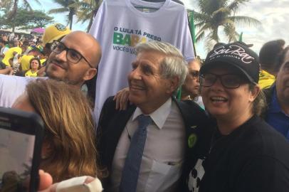  General Heleno (na foto), deputado Onyx (DEM-RS), senador Magno Malta (PR-ES) e Nabhan Garcia (União Democrática Ruralista) entram no condomínio de Bolsonaro em meio a gritos de apoio e fotos com apoiadores.