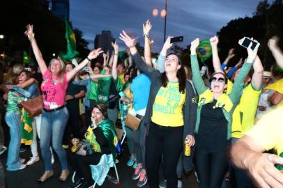  PORTO ALEGRE, RS, BRASIL, 28-10-2018. Eleitores do candidato a presidente eleito Jair Bolsonaro (PSL) comemoram a vitória no Parque Moinhos de Vento (Parcão). (CAMILA DOMINGUES/AGÊNCIA RBS)