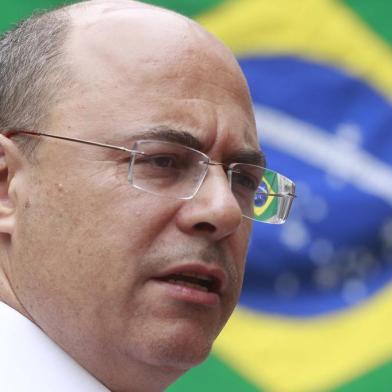 O CANDIDATO WILSON WITZEL VOTOU ACOMPANHADO DA MULHER E OS FILHOS NA MANHA DE HOJE NO GRAJAÚ COUNTRY CLUB. EM SEGUIDA O CANDIDATO CUMPRIMENTOU ELEITORES E TOMOU CAFE COM A FAMILIA NA PADARIA FLOR DO GRAJAU.RJ - RIO DE JANEIRO/ELEIÇÕES/GOVERNO - POLÍTICA - O Candidato Wilson Witzel votou acompanhado da mulher e os filhos na manha de hoje no Grajaú Country Club. Em seguida o candidato cumprimentou eleitores e tomou cafe com a familia na padaria Flor do Grajau. 28/10/2018 - Foto: MAíRA COELHO/AGÊNCIA O DIA/AGÊNCIA O DIA/ESTADÃO CONTEÚDOEditoria: POLÍTICALocal: RIO DE JANEIROIndexador: MAíRA COELHOFonte: Agência O DiaFotógrafo: AGÊNCIA O DIA