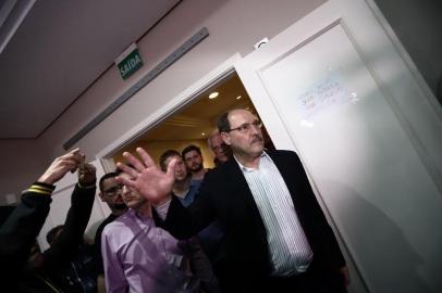  PORTO ALEGRE, RS, BRASIL, 28-10-2018. Candidato a reeleição, José Ivo Sartori (MDB) faz pronunciamento após derrota em seu comitê. (CARLOS MACEDO/AGÊNCIA RBS)