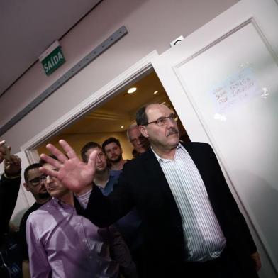  PORTO ALEGRE, RS, BRASIL, 28-10-2018. Candidato a reeleição, José Ivo Sartori (MDB) faz pronunciamento após derrota em seu comitê. (CARLOS MACEDO/AGÊNCIA RBS)