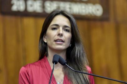 A deputada estadual Any Ortiz (PPS) discursa em sessão solene em Homenagem ao Dia Internacional da Mulher e entrega ao Troféu Mulher Cidadã 2018.