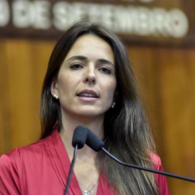 A deputada estadual Any Ortiz (PPS) discursa em sessão solene em Homenagem ao Dia Internacional da Mulher e entrega ao Troféu Mulher Cidadã 2018.