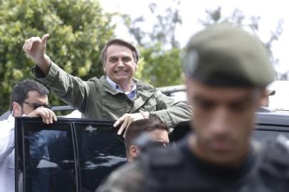 Acompanhado de agentes da PF, o candidato à Presidência da República pelo PSL, Jair Bolsonaro, vota na Escola na Municipal Rosa da Fonseca, na Vila Militar, no Rio de Janeiro.