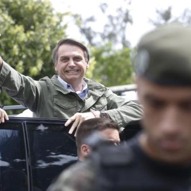 Acompanhado de agentes da PF, o candidato à Presidência da República pelo PSL, Jair Bolsonaro, vota na Escola na Municipal Rosa da Fonseca, na Vila Militar, no Rio de Janeiro.