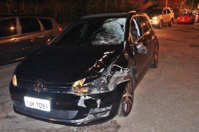 A Polícia Rodoviária Federal (PRF) confirmou que um homem morreu atropelado na BR-470, no acesso a Garibaldi, na noite deste domingo. Segundo a corporação, o acidente envolveu um carro. O condutor abandonou o veículo nas proximidades do acidente e fugiu sem prestar socorro. A identidade da vítima não estava confirmada até as 22h deste domingo. O atropelamento ocorreu por volta das 21h.