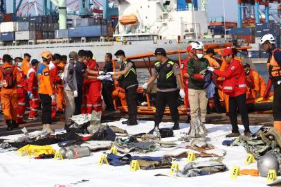  Members of a rescue team bring personal items and wreckage ashore at the port in Tanjung Priok, North Jakarta, on October 29, 2018, after they were recovered from the sea where Lion Air flight JT 610 crashed off the north coast earlier in the day. - A brand new Indonesian Lion Air plane carrying 189 passengers and crew crashed into the sea on October 29, officials said, moments after it had asked to be allowed to return to Jakarta. (Photo by RESMI MALAU / AFP)Editoria: DISLocal: JakartaIndexador: RESMI MALAUSecao: transport accidentFonte: AFPFotógrafo: STR