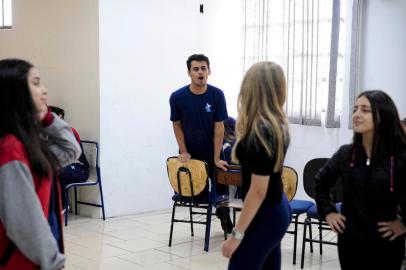  CAXIAS DO SUL, RS, BRASIL, 29/10/2018. Estudantes da EEEM Cavalheiro Aristides Germani ensaiam peças para a 19ª Mostra de Teatro Estudantil de Caxias do Sul. Nas fotos, a turma 101 ensaia Auto da Barca do Inferno. (Diogo Sallaberry/Agência RBS)