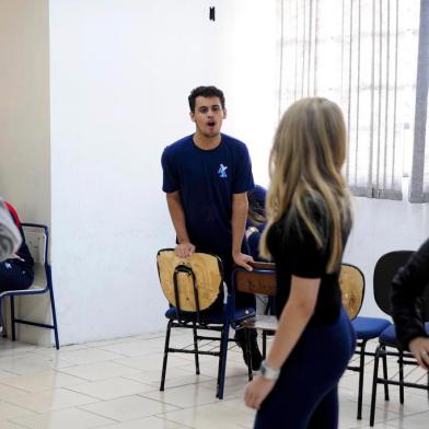  CAXIAS DO SUL, RS, BRASIL, 29/10/2018. Estudantes da EEEM Cavalheiro Aristides Germani ensaiam peças para a 19ª Mostra de Teatro Estudantil de Caxias do Sul. Nas fotos, a turma 101 ensaia Auto da Barca do Inferno. (Diogo Sallaberry/Agência RBS)