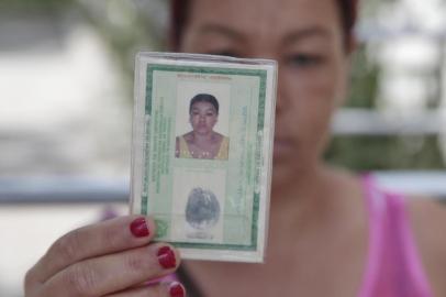  PORTO ALEGRE, RS, BRASIL - 2018.10.19 - Marilene Gaspar dos Santos não consegue visitar o filho no Presídio Central, pois tem documento de identidade de Santa Catarina. No central, pedem que faça uma nova identidade gaúcha, pois alegam que o sistema não é interligado. (Foto: ANDRÉ ÁVILA/ Agência RBS)