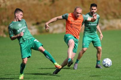  CAXIAS DO SUL, RS, BRASIL, 29/10/2018. Treino do Juventude no CT. O Ju está disputando a sérei B do Campeonato Brasileiro. Na foto, meia Denner (E) e zagueiro Micael (C). (Porthus Junior/Agência RBS)Indexador: Porthus Junior                  